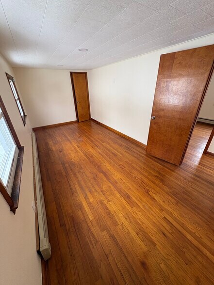 Building Photo - 19 Spring St