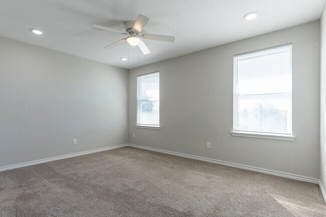 Building Photo - 6906 Crestway Dr