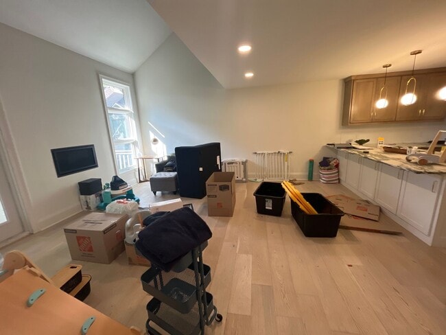 Building Photo - Welcome to this updated townhome in Northe...