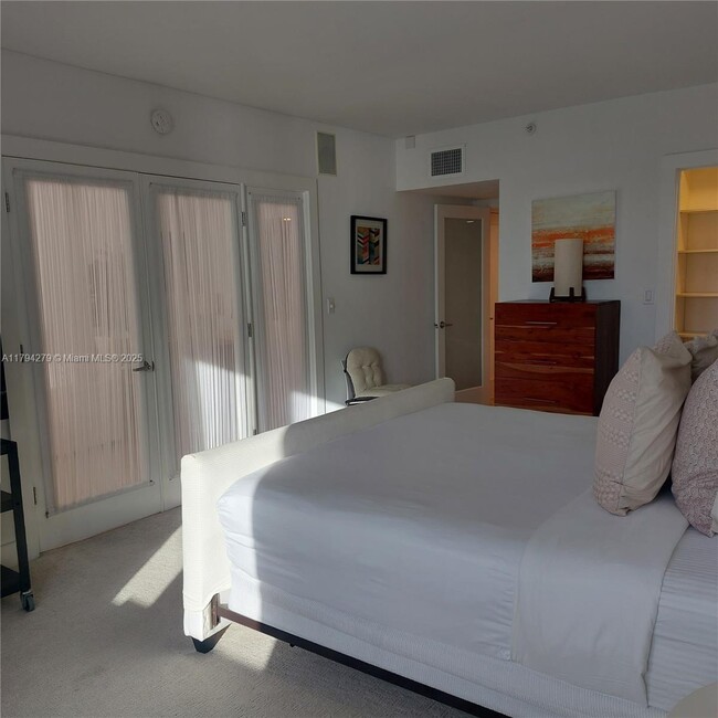 Building Photo - 2301 Collins Ave
