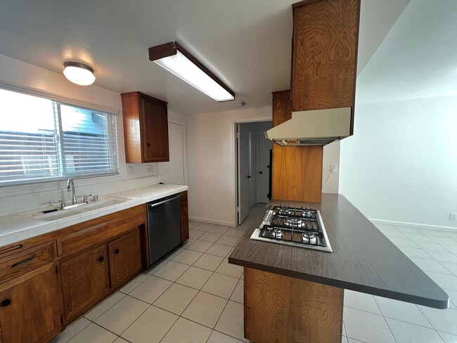 Building Photo - Spacious 4-bedroom, 2.5-bath Home Fountain Valley