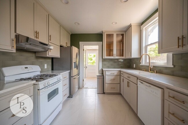 Building Photo - Beautifully Updated Fresno Tower Home, 3BR/2BA, plus Solar!!