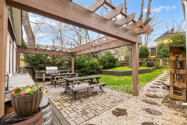 Building Photo - 625 Luttrell St