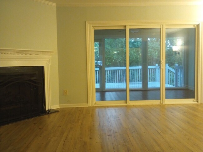 Building Photo - 3 Bedrooms 2.5 Bathrooms