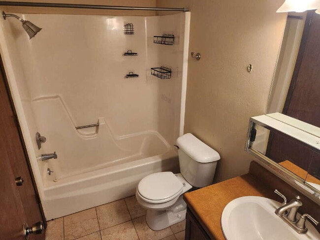 Building Photo - 926 Breezewood Cir