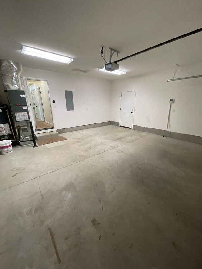 Building Photo - Dont miss out on this charming four bedroom home!