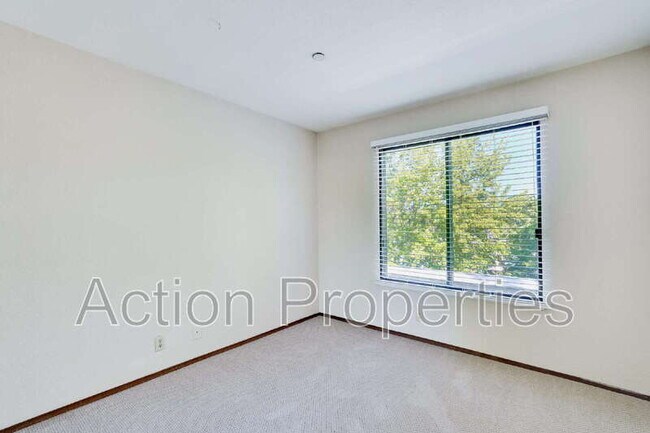 Building Photo - 947 La Mesa Terrace