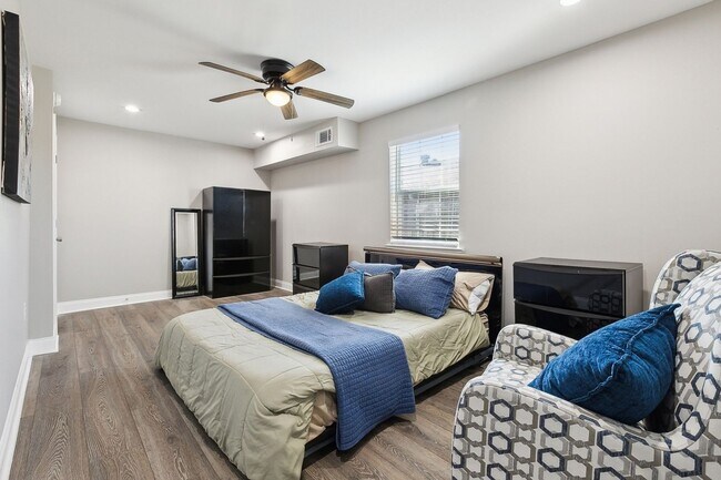 Building Photo - Charming 3BR Duplex in New Orleans