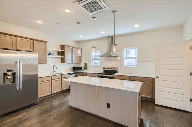 Building Photo - Stunning Multi level townhome in Mahncke Park for rent