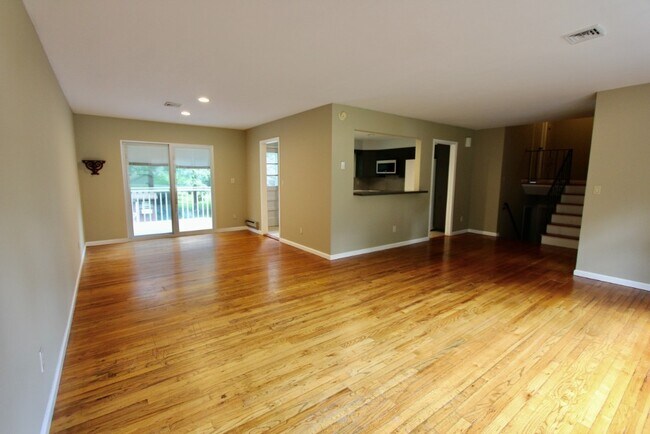 Building Photo - 4 Bedroom 3 Bath Well Kept House in West H...