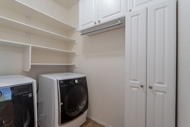 Building Photo - 4133 S Ponderosa Dr