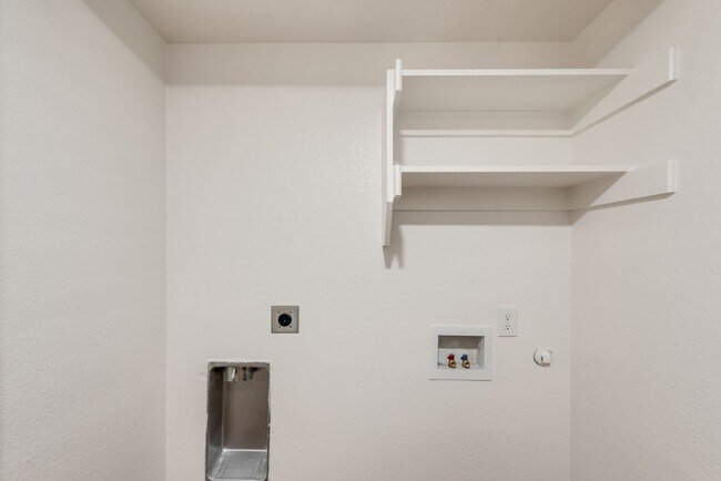 Building Photo - Stylish Upstairs Corner Unit Near Lake Ray...