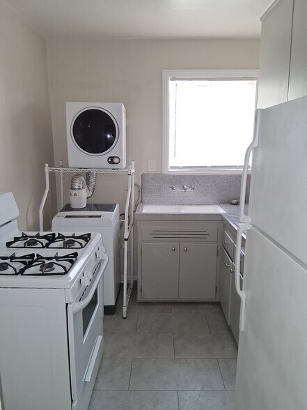 Kitchen - 5850 David Ave