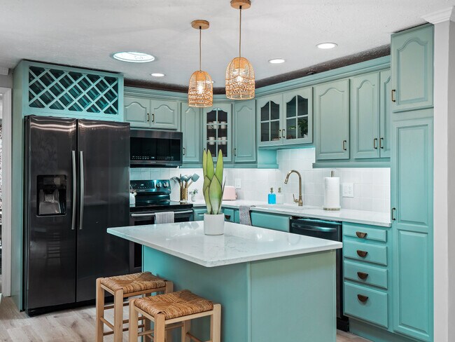 Building Photo - 5012 Hollyview Dr