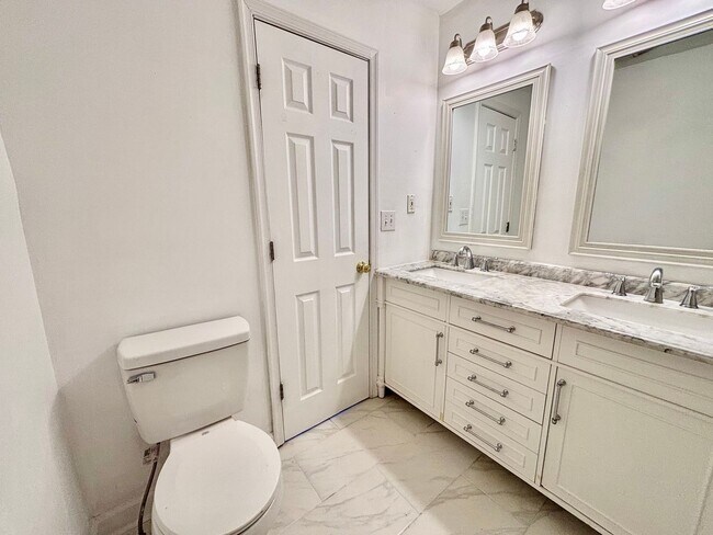 Building Photo - Gorgeous Updated Home in Virginia Beach!