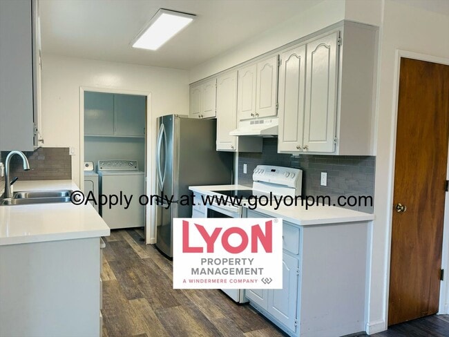 Building Photo - Spacious 2 bedroom, single level duplex in...
