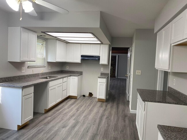 Building Photo - 669 W Main St