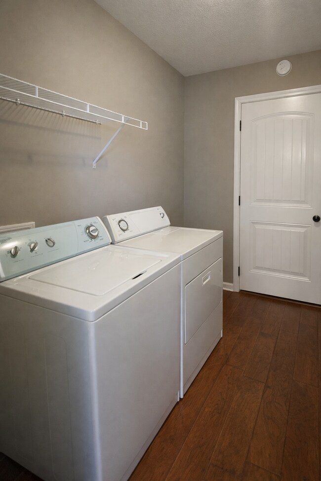 Building Photo - $1500 3 Bedroom 2 Bath Modern Brick Home!