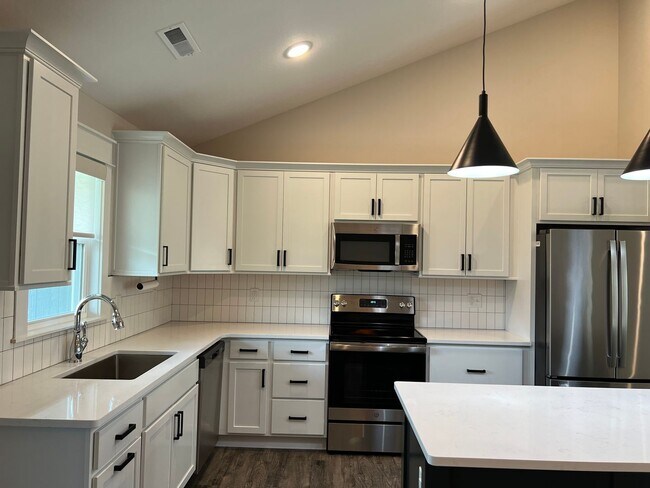 Building Photo - Modern Single-Family Home in Scenic Meadows Neighborhood