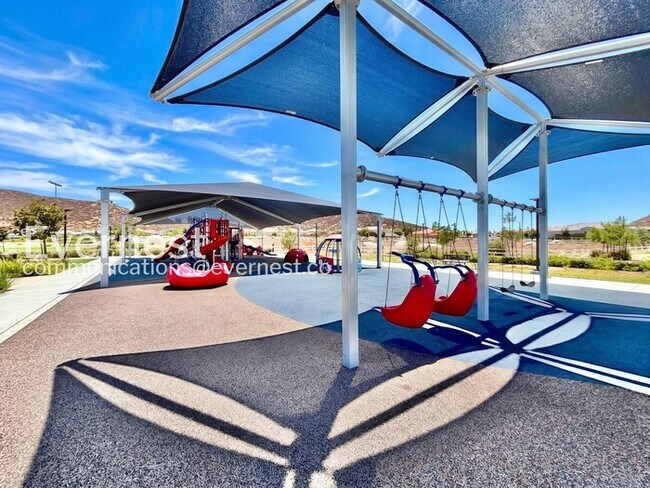 Building Photo - 4 Bed/3 Bath Home with Fenced Yard & Garage / Vouchers Accepted / Available Now!