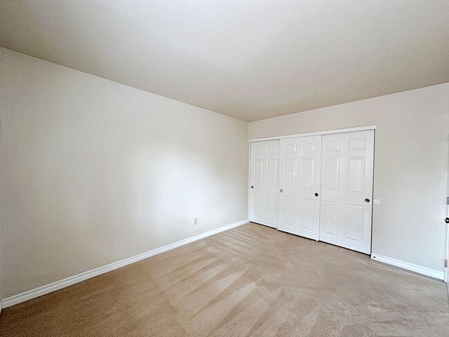 Building Photo - 3 BEDROOM, 2 BATH DOWNSTAIRS CONDO IN GUARD GATED COMMUNITY