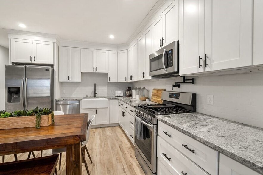 Building Photo - 142 W 8th St