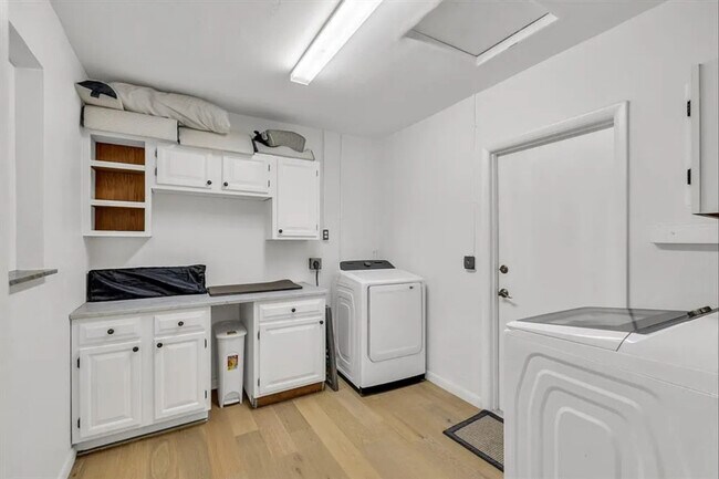 Building Photo - 1684 SE 10th Ave