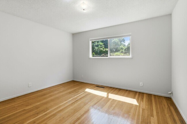 Building Photo - What a Great Home! Available Now!