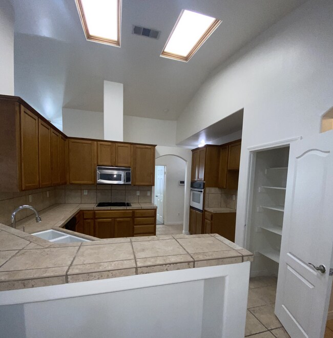 Building Photo - Spacious 4 Bedroom House