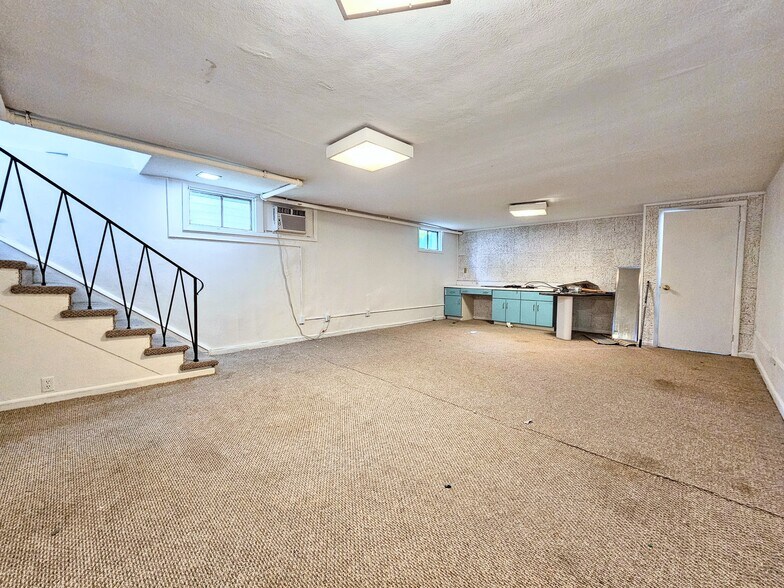 Building Photo - 571 Charles Ave