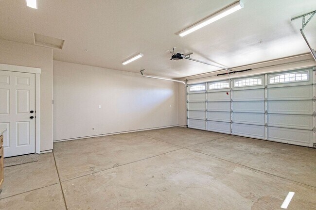 Building Photo - Large 2 Bed, 2 Bath in Paradise. Available...