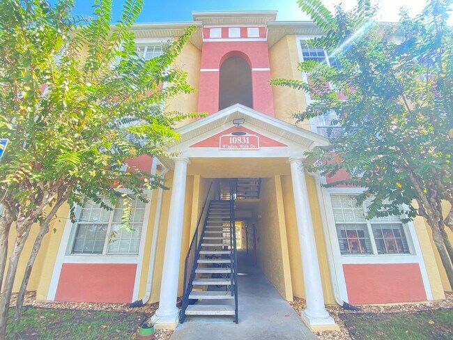 Building Photo - 1 Bedroom / 1 Bath Condo in Gated Community.