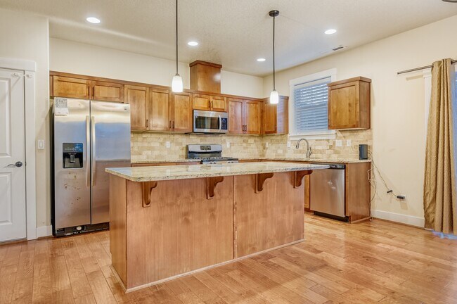 Building Photo - 590 SW 199th Ave