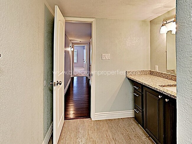 Building Photo - 8476 Sweetwood Dr