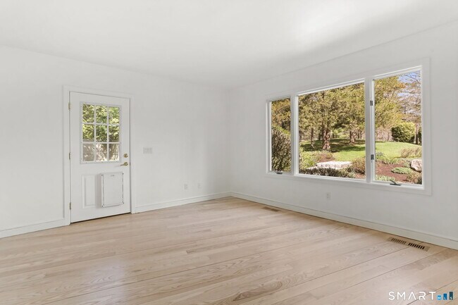 Building Photo - 32 Buttonball Ln