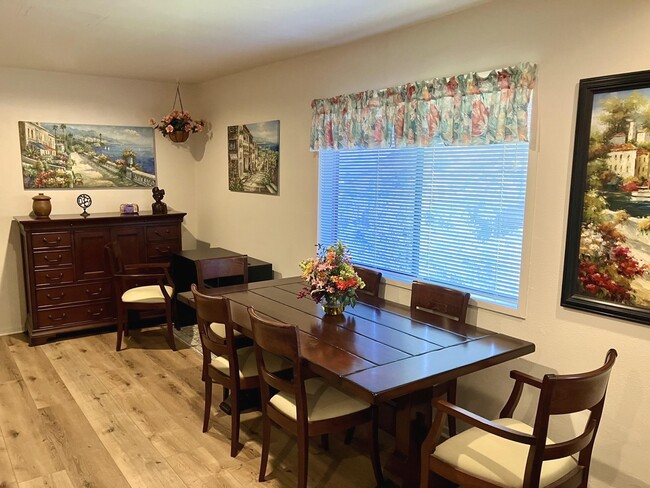 Comfortable dining area - 3568 Gladiola Dr