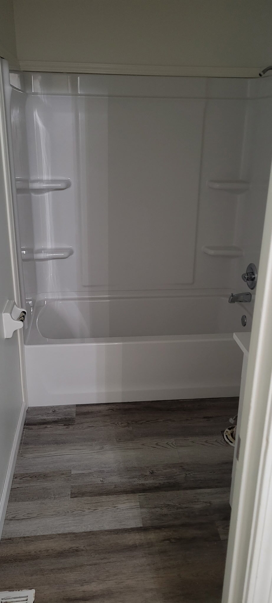 New bathtub/shower combo - 597 Huntington Pky