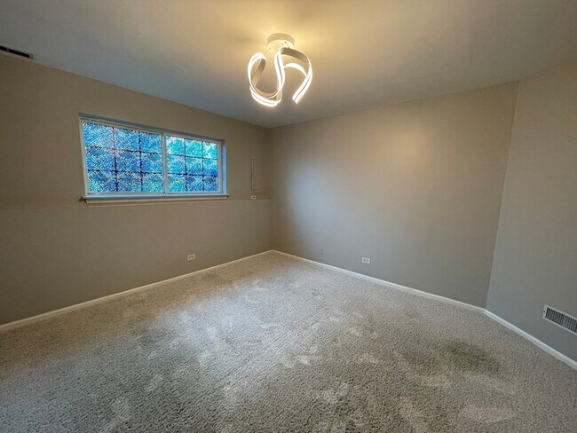 Building Photo - 1624 Fieldstone Dr N