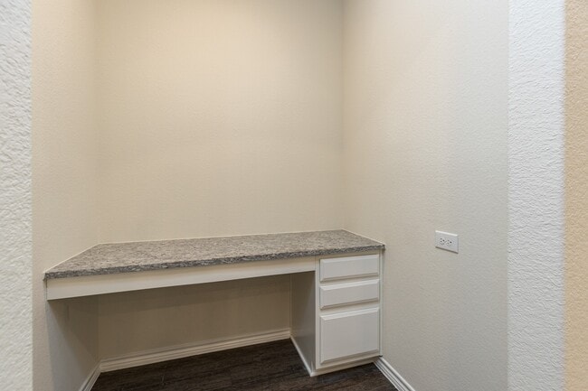 Building Photo - 11 Pioneer Canyon Pl