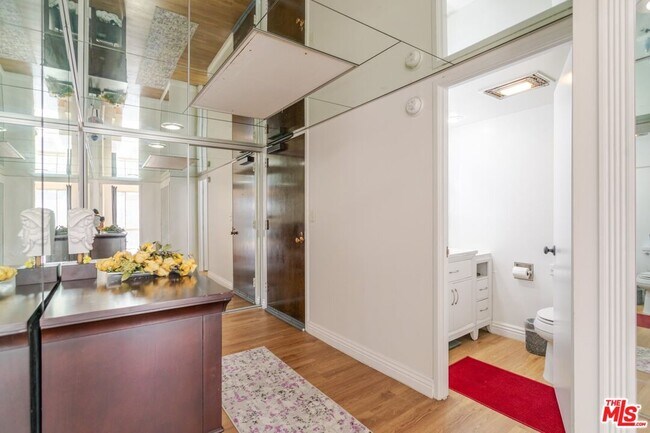 Building Photo - 800 W 1st St