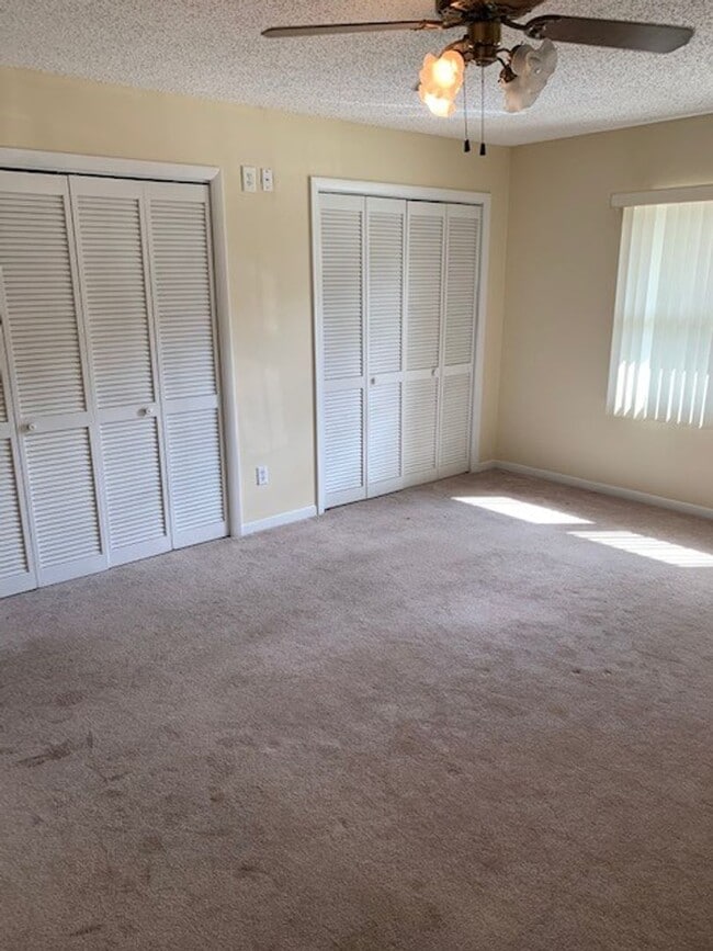 Building Photo - 4/3 Home in Heart of Umatilla!