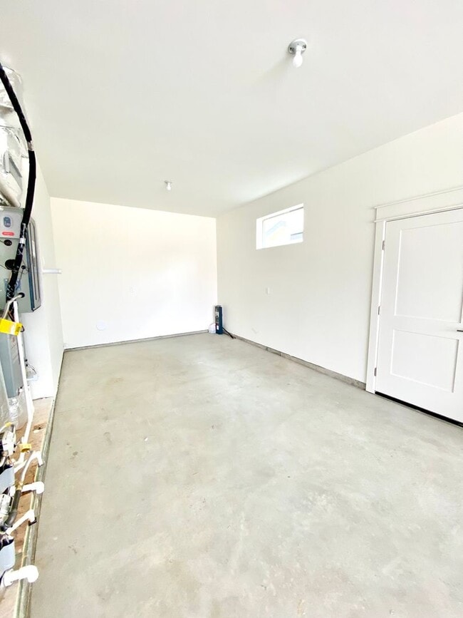 Building Photo - Beautiful Custom 6 Bedroom (2 Primary Bedr...