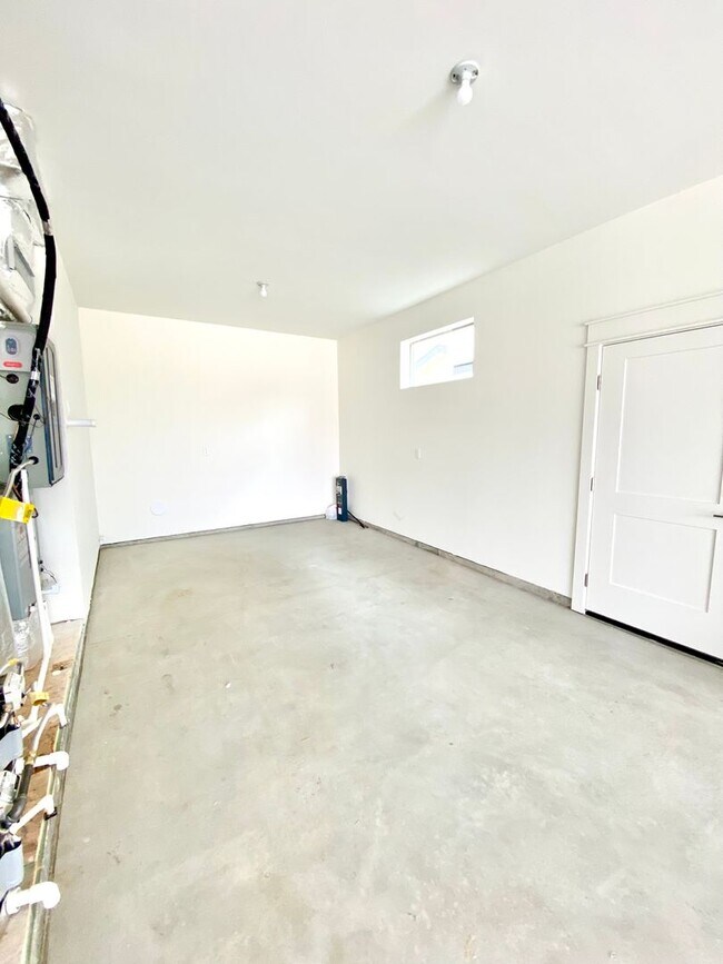 Building Photo - Beautiful Custom 6 Bedroom (2 Primary Bedrooms!) +Office located in NW Meridian