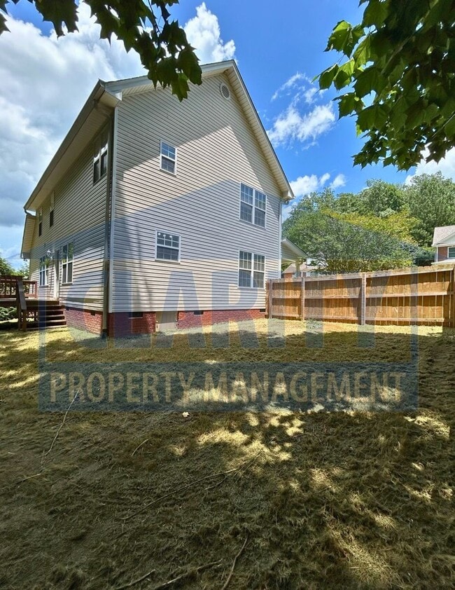 Building Photo - Beautiful three bedroom home in North Clev...