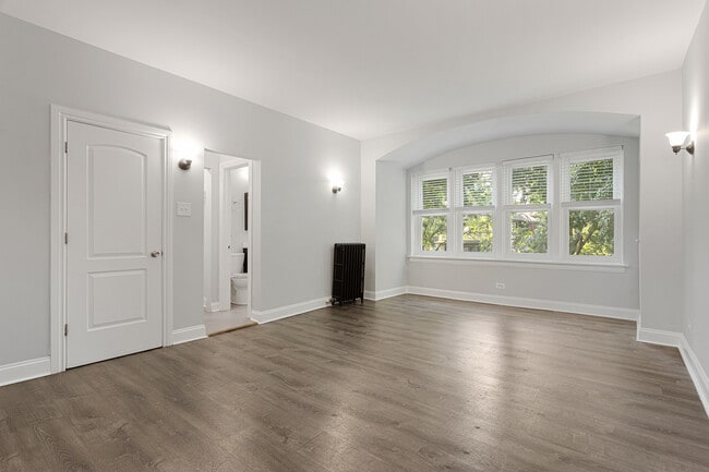 Building Photo - 1608 W Sherwin Ave