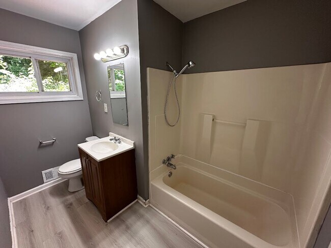 Building Photo - 4 bed and 2 bath in Decatur!