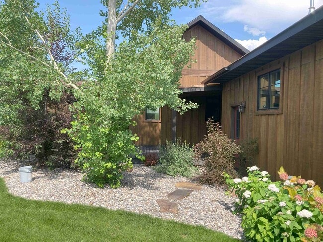 Building Photo - Stunner on Springhill