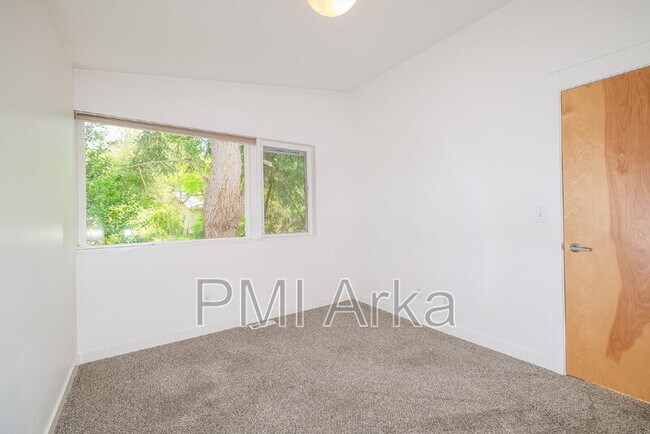 Building Photo - 11336 40th Ave NE