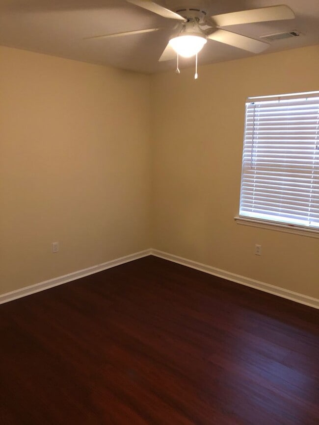 Building Photo - Ash Street (1028)