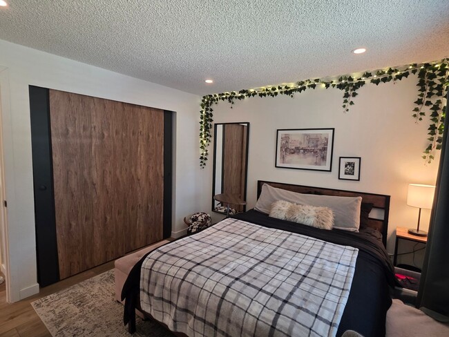 Building Photo - Lea Hill tri-level home - 3 bedroom 2.5 bath home - Feels like new/ Remodeled - A Must see - Avai...